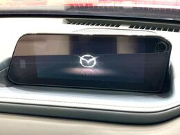 【8.8インチマツダコネクト】車内の雰囲気にマッチした大型のディスプレイ。スマホ接続でのナビ使用やBluetooth再生等、様々な機能が楽しめます。直感的なダイヤル操作が可能で、使い勝手も良好です。