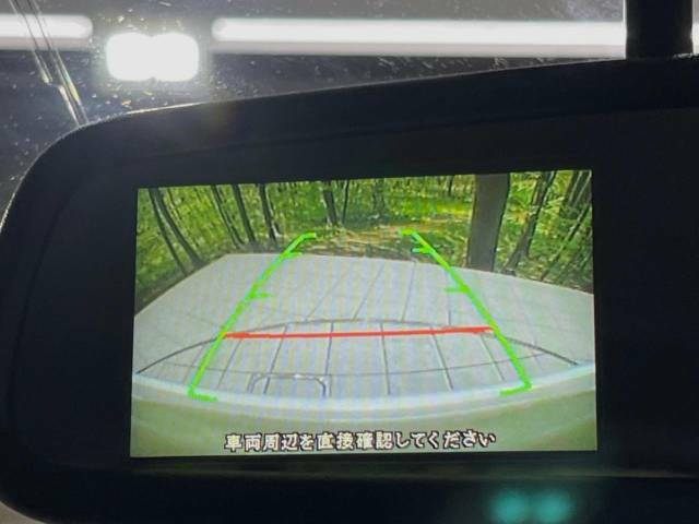 【バックカメラ】駐車時に後方がリアルタイム映像で確認できます。大型商業施設や立体駐車場での駐車時や、夜間のバック時に大活躍！運転スキルに関わらず、今や必須となった装備のひとつです！