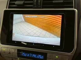【カラーバックモニター】を装備しております。リアの映像がカラーで映し出されますので日々の駐車も安心安全です。