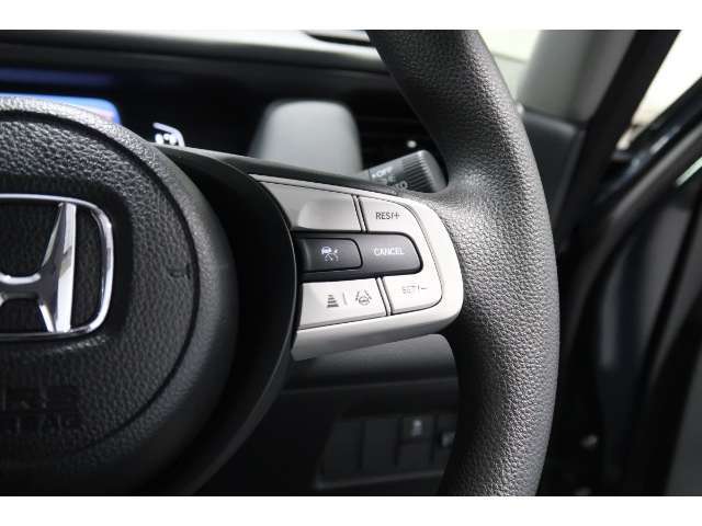 Hondaセンシングの機能のひとつ、アダプティブクルーズコントロール付！アクセルから足を離しても設定したスピードと前車との車間を保ち走行してくれます！車線維持もアシスト☆高速道路で疲労軽減ですね☆