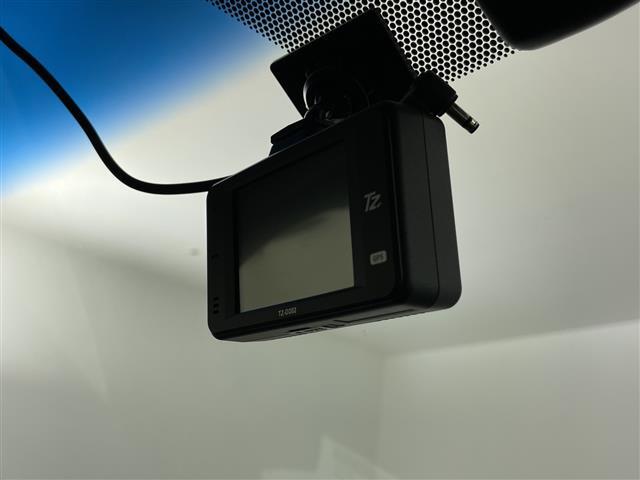 【電動リアゲート】荷物を抱えた状態でもリアゲートの開閉が可能です！お買い物時やアウトドアの際に役立ちますね。