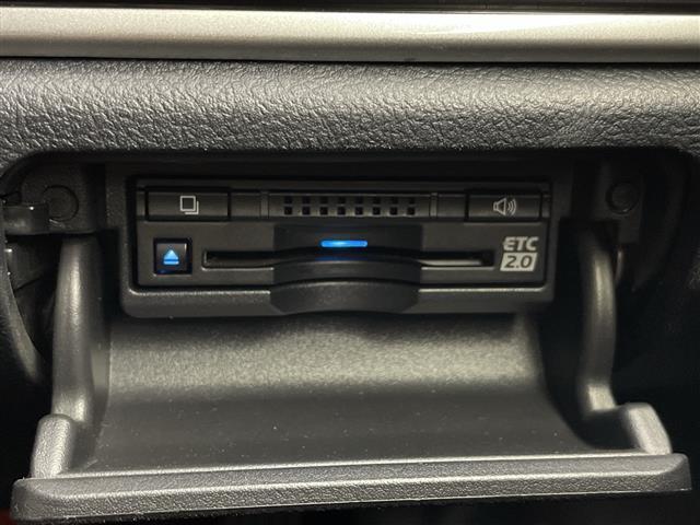 【ETC】有料道路を利用する際に料金所で停止することなく通過できる、ETC車載器（ノンストップ自動料金収受システム機器）が装備されています。セットアップを行うことで利用可能になります。