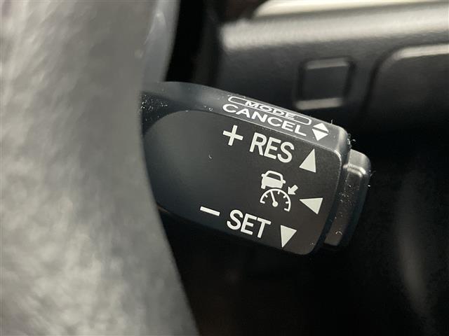 【衝突軽減ブレーキ】衝突するおそれが高い場合、音と光で注意して強いブレーキングを行い、衝突回避・被害軽減を支援します。機能には限界があるためご注意ください。