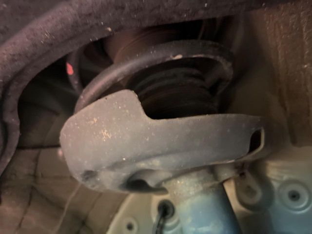 お車を安心してお乗りいただく為には、足回りの定期点検が欠かせません。サービスサポート（有償保証）では無料点検もご提供しており、安心のカーライフをお過ごしいただけるサポート体制が整っています。