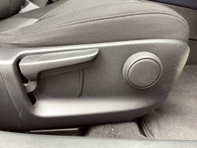 運転席にはドライバーの体型や好みに応じて前後方向だけでなく、高さの調整ができるシートリフターを装備