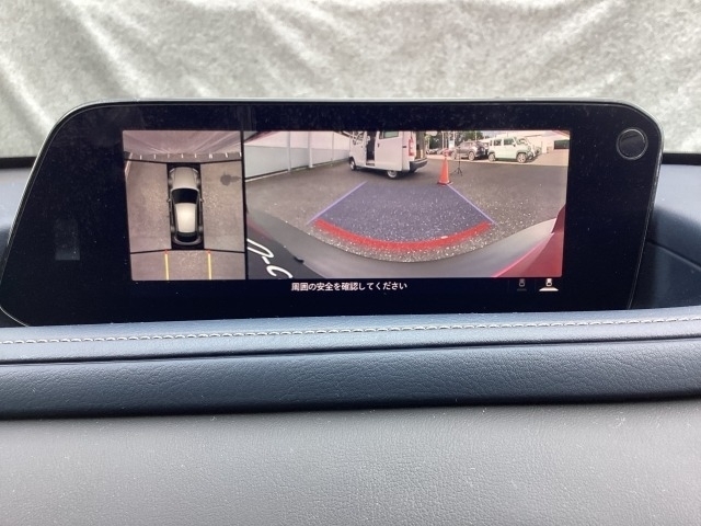狭い場所での駐車やすれ違いなどでより的確な運転操作に役立つ360°ビューモニターが装備されています。