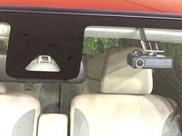 【スマートアシスト】走行中に前方の車両等を認識し、衝突しそうな時は警報とブレーキで衝突回避と被害軽減をアシスト。より安全にドライブをお楽しみいただけます。