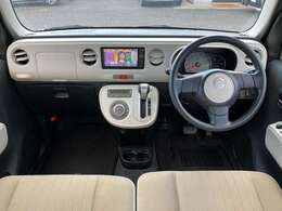 インパネはシンプルなデザイン。各操作スイッチなども使いやすい位置に配置されています。