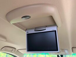 【フリップダウンモニター】大画面モニターで後席でもエンタメをお楽しみいただけます。小さなお子様にも大人気の装備です♪