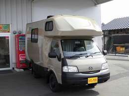 バンコーナーではハイエース、キャラバン、バネット、ボンゴなど各メーカーのバンタイプ車を幅広く展示中！