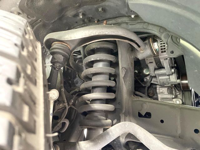 お車を安心してお乗りいただく為には、足回りの定期点検が欠かせません。サービスサポート（有償保証）では無料点検もご提供しており、安心のカーライフをお過ごしいただけるサポート体制が整っています。