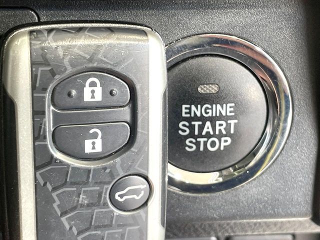 【スマートキー】カバンやポケットに入れたままでもドアの施錠・解錠が可能なスマートキーを装備。エンジンのオン・オフ時もカギを取り出す必要が無いからとっても便利です♪