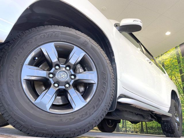 【純正17インチアルミホイール】外観にマッチした純正アルミホイールを装着しております。各種社外アルミホイールや、スタッドレスタイヤも取扱いしております。是非ご相談ください♪
