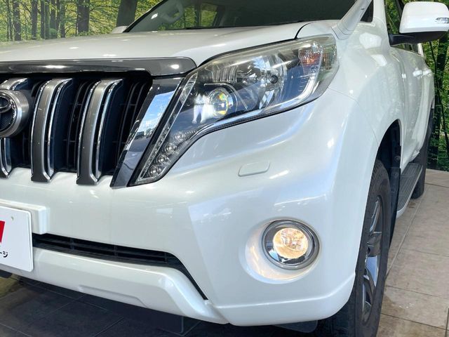 【LEDヘッドライト】悪天候や夜間走行時も良好な視界を確保し安心して運転できる高輝度LEDヘッドライトを装備！点灯速度が早く、消費電力も抑えられています。