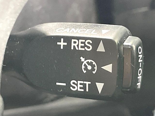 【クルーズコントロール】高速道路もラクラク走行。アクセルを離しても一定速度で走行ができ、長距離運転時の負担を軽減！加速・減速も簡単なスイッチ操作で調整できます。