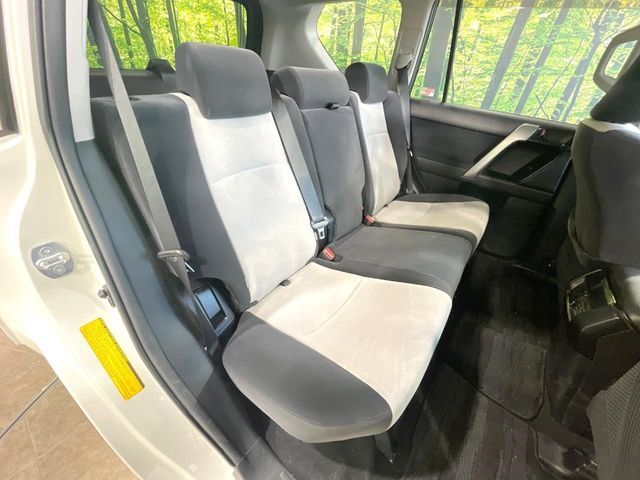 後部座席も気になるようなキズ・汚れやへたり等、大きなダメージはなく、良好な状態です。