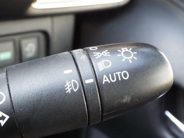 外の明るさに応じて自動的にヘッドライトを点灯・消灯してくれるオートライト機能付き！