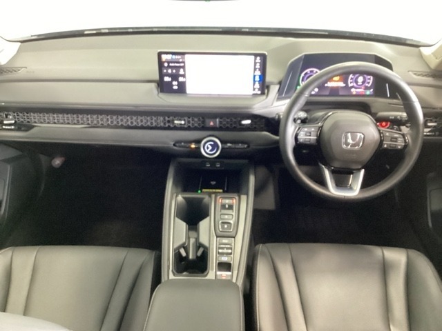 車内は光触媒抗菌消臭施工済です。インパネ周りはスタイリッシュなデザインで機能や装備も充実しています。グローブボックスやカップホルダーのほかにトレーなどたくさんの収納スペースが付いています。