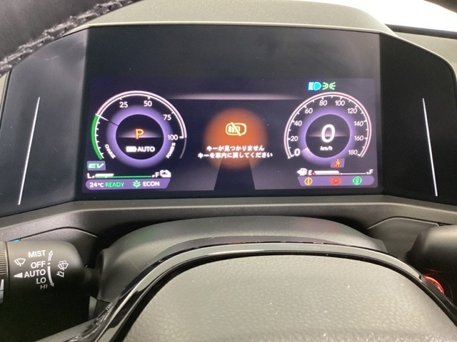 大型の液晶画面内にスピードメーターとタコメーターを表示、メーター内に燃費やオドメーターなどの表示の他に、ホンダセンシング機能などの表示もできる多機能なマルチインフォメーション・ディスプレイです。