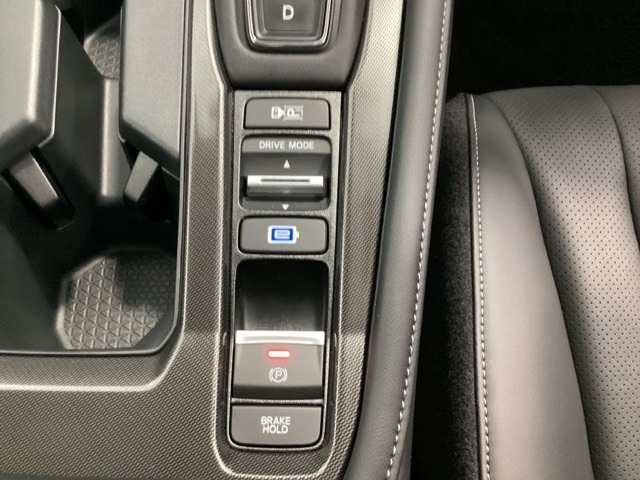 4つの異なる加速感を楽しめるドライブモードスイッチがついています。SPORT、NORMAL、COMFORT、ECONなど、シーンに合わせて最適な加速感を楽しめるドライブモードスイッチです。
