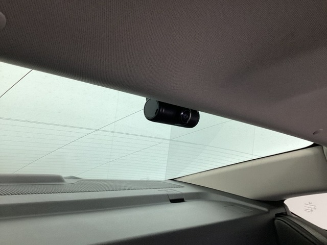 後方にもドライブレコーダーのカメラが付いています。前後両方でお車の周りを監視・記録いたします。