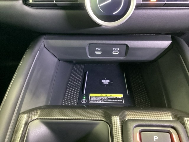 ワイヤレス充電器を装備してます。Qi（チー）規格対応のスマートフォンなどを置くだけでワイヤレスで充電可能です。スマートフォンの充電可能なUSB端子と音源などの外部入力の可能なUSB端子もついています。