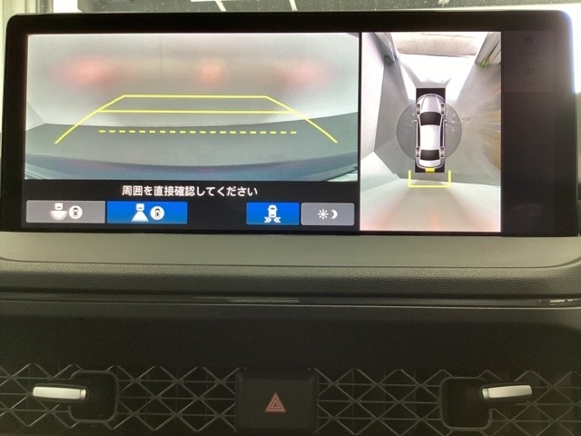 マルチビューカメラシステム搭載車です。お車の周囲を全方位でカバーします。後方・前方・両脇と、コンディションが悪い視界でもカラーモニターに映し出した映像がドライバーをサポートします。