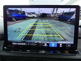 リアカメラが装備されており、後方の安全確認はもちろんのこと狭い場所での駐車や雨の日・夜間など視界の悪いコンディションでのストレスの軽減にもなります。