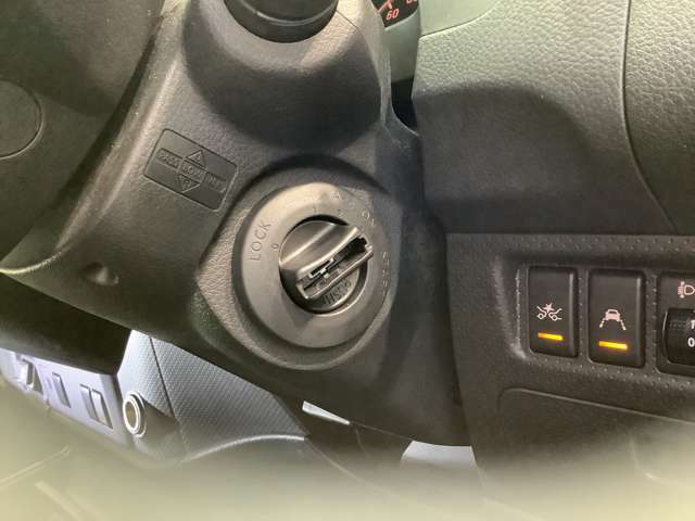 手元にあるだけで、ドアの開錠・施錠、ボタンを押すだけでエンジンの始動・停止が出来る、とても便利なインテリジェントキー！