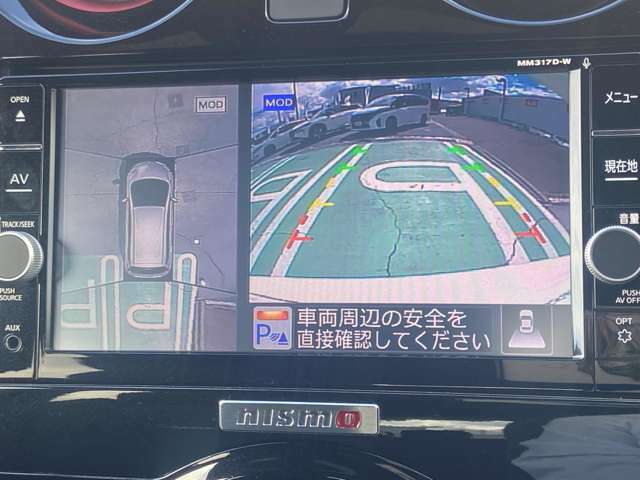 アラウンドビューモニター、駐車中の車を空から見下ろしているかのような映像で表示し、駐車をアシストします