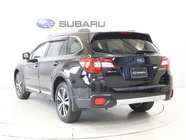 ■SUBARUリヤビークルディテクションを搭載。後側方から接近する車両をドアミラーのLEDインジケーターで通知し、車線変更や駐車場からのバック時でも安心感を提供します。