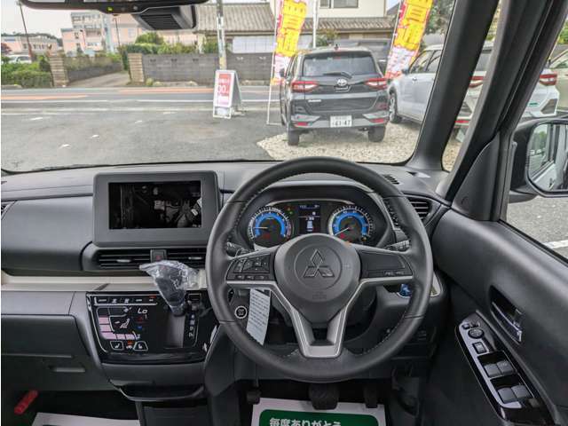 ☆ステアリングホイール☆手にしっくりくる握り心地で滑りにくく運転も快適です！