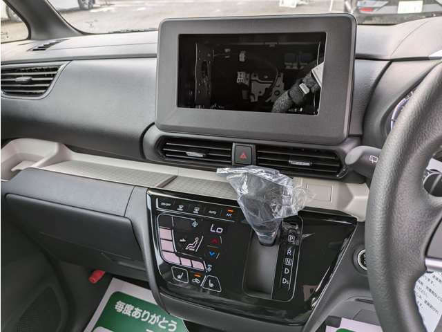 オートエアコン標準装備です。簡単操作で車内が設定した温度になるまで風量、吹き出し口を自動的に調整してくれます。いつでも快適な運転が楽しめます。