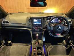 LIBERALAでは多種多様の車種をご用意させていただいております。お客様がご納得いくまで、そのお車の持つ特性を五感すべてで感じ取っていただける場をご提供します。