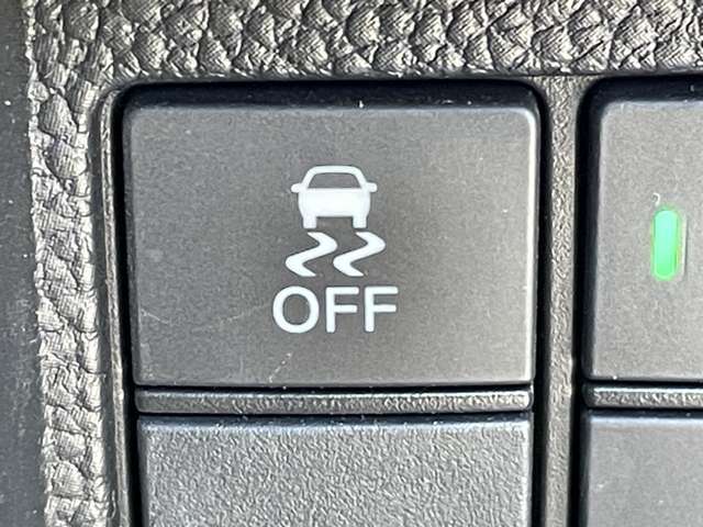 ◆【横滑り抑制機能（TCS）】雨や雪で滑りやすい路面などで横滑りが発生した時、ブレーキとエンジン出力を自動的にコントロールし、優れた車両安定性を実現します！