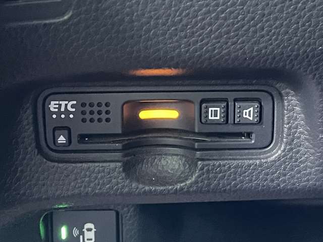 ◆【ETC】有料道路を利用する際に料金所で停止することなく通過できる、ETC車載器（ノンストップ自動料金収受システム機器）が装備されています。セットアップを行うことで利用可能になります。