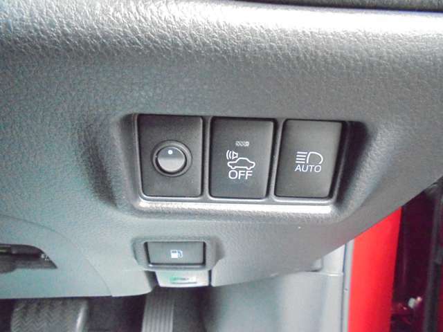 使いやすい位置にまとめられたスイッチ。安全運転機能装置も装備。