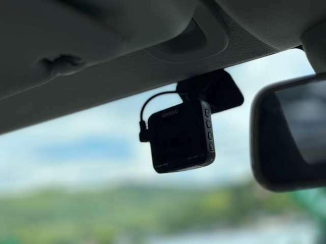 【ドライブレコーダー】《安心・安全なカーライフに必須》のドライブレコーダーを装備！あおり運転や事故に遭遇した際の状況も映像で記録し、万一のリスクに備えます。