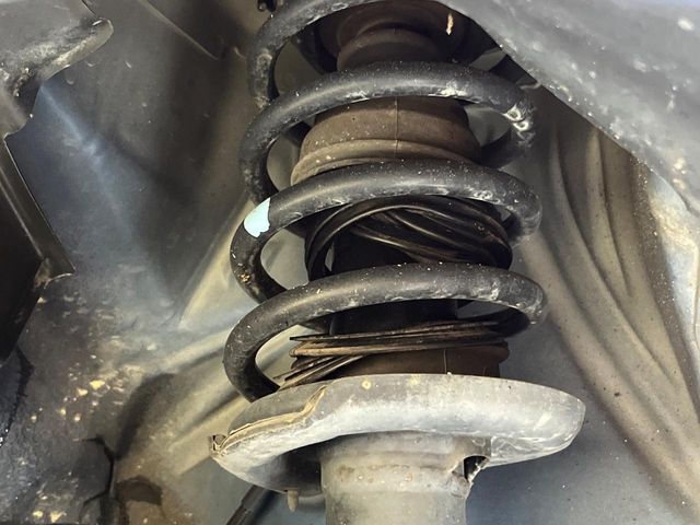 お車を安心してお乗りいただく為には、足回りの定期点検が欠かせません。サービスサポート（有償保証）では無料点検もご提供しており、安心のカーライフをお過ごしいただけるサポート体制が整っています。