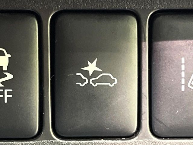 【エマージェンシーブレーキ】走行中に前方の車両等を認識し、衝突しそうな時は警報とブレーキで衝突回避と被害軽減をアシスト。より安全にドライブをお楽しみいただけます。