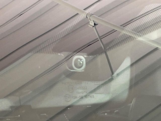 【トヨタセーフティセンス】走行中に前方の車両等を認識し、衝突しそうな時は警報とブレーキで衝突回避と被害軽減をアシスト。より安全にドライブをお楽しみいただけます。