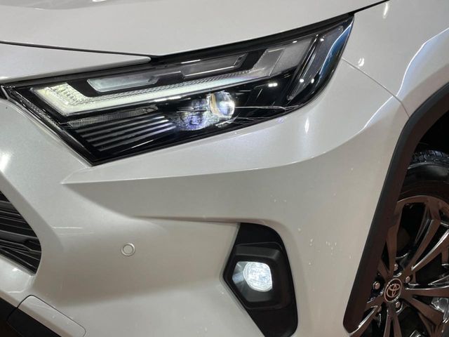【LEDヘッドライト】悪天候や夜間走行時も良好な視界を確保し安心して運転できる高輝度LEDヘッドライトを装備！点灯速度が早く、消費電力も抑えられています。