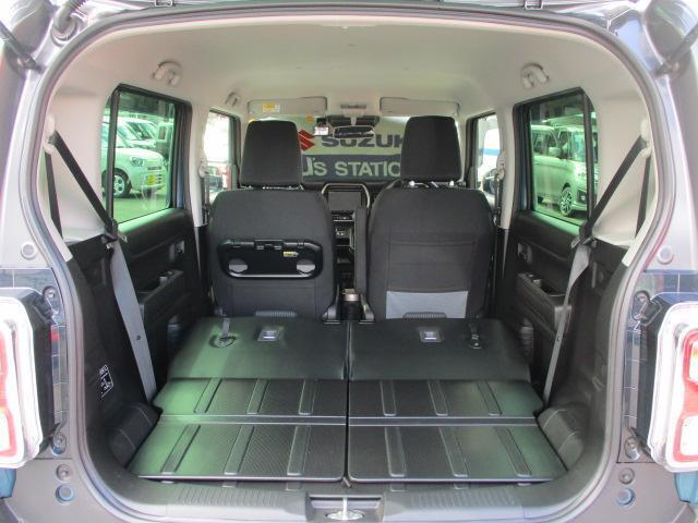 リヤシートも全車消毒済み。シートを倒すと広々ラゲッジフロアに！汚れなど拭き取りやすい素材は【遊べる軽！ハスラー】ならでは！