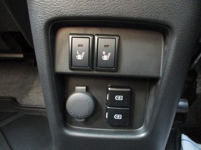 【USBソケット】【アクセサリーソケット】【シートヒーター】をインパネセンターに配置。