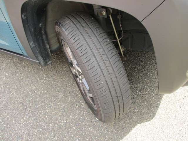 タイヤの溝はくわしくはスタッフへ。