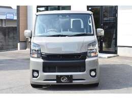 GIBSONボンネット、ワイドルックバンパーでエブリィとは思えない顔つきにチェンジしています！フォグランプはオプションですが、ハイエース純正フォグを装着可能！