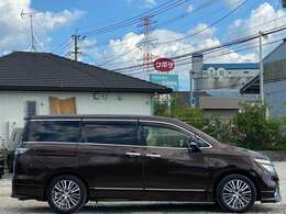 横から☆当店は全国販売、納車（店頭契約）を自信もって行っております。お車を自社便もしくは提携陸送会社にてご自宅までお届けします。納車場所を教えて頂ければ陸送費及び他府県登録費用をお見積りいたします☆