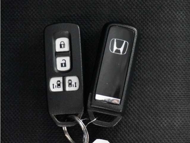 ◆スマートキー◆カギをバッグやポケットに入れたままでもドアロックの開閉ができる『スマートキー』付き！雨天や暗くなってもカギを取り出す必要がなくドアの開錠＆エンジンも始動できます