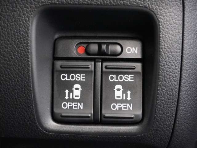 ◆両側電動スライドドア◆狭い駐車場でも乗り降りが楽々♪お子様が隣の車にドアを当ててしまう心配もございません！小さなお子様連れの方もこれで安心。