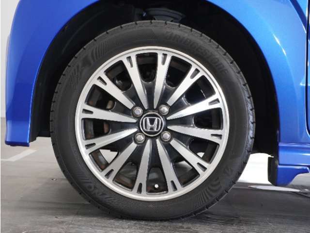 アルミホイール装着車です！これで足元まわりもおしゃれにきまります！